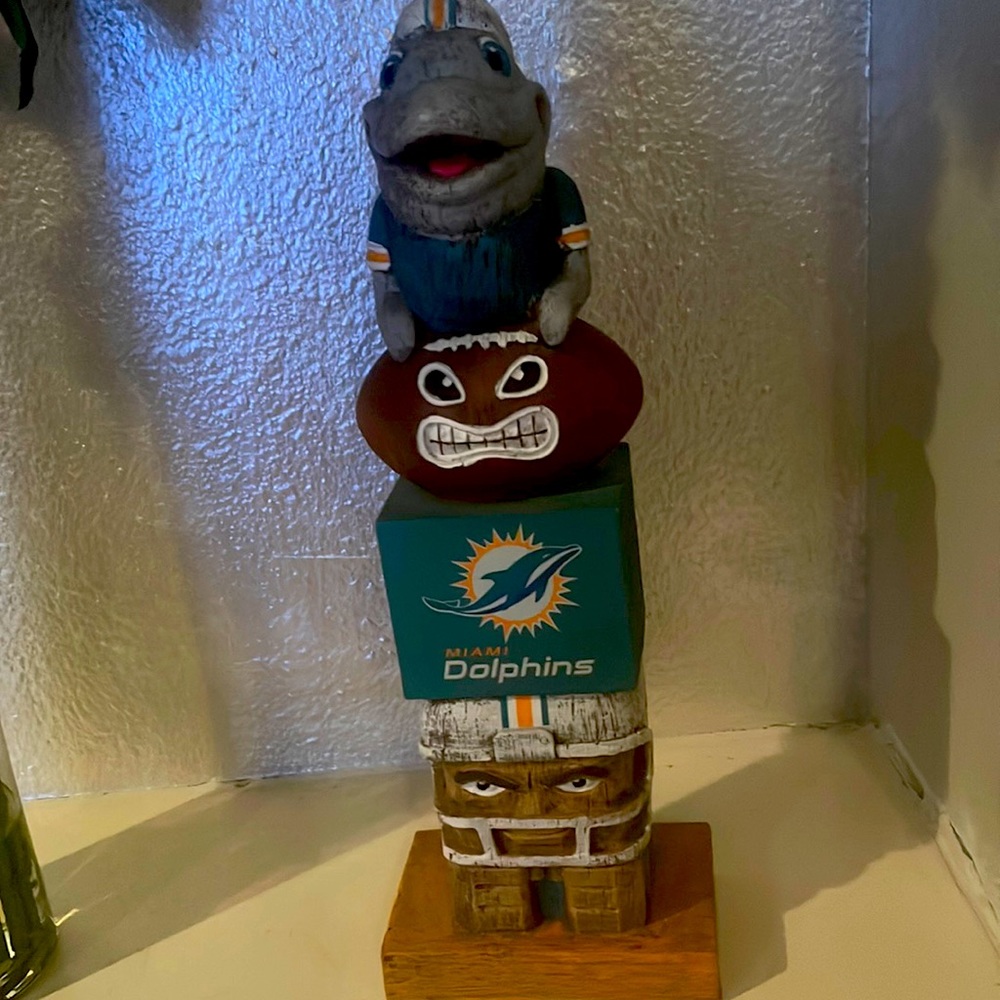 totem pole Miami Dolphins
